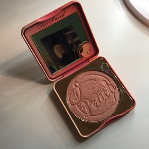 Too Faced: Papa don’t Peach blush